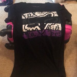 Women/junior black fox t-shirt